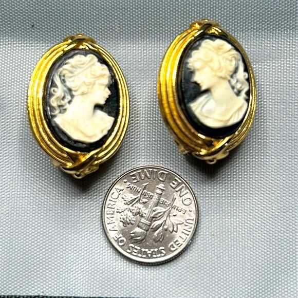 Vintage Gold tone and Black Cameo Earrings - Clip on - Picture 3 of 3